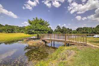 Lainnya 4 Stylish Woodville Cabin: Fishing Dock Access!