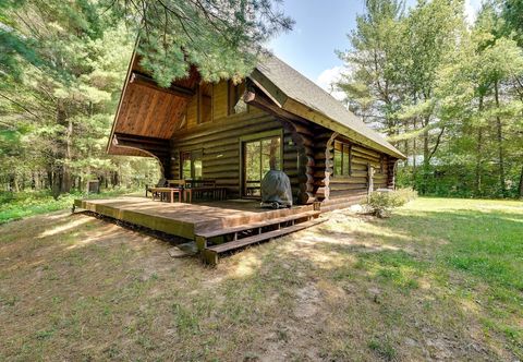 Lainnya Secluded Log Cabin in NW Michigan: Fire Pit & Deck