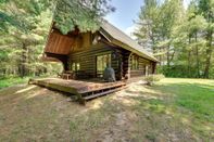 Lainnya Secluded Log Cabin in NW Michigan: Fire Pit & Deck