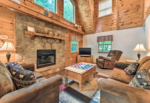 Others Spacious Gatlinburg Cabin w/ Private Hot Tub!