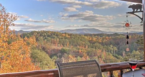 Others 2 'cubbies Cabin' w/ Hot Tub ~ 7 Mi to Dollywood!