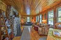 อื่นๆ Cozy Lakefront Cabin w/ Indoor Gas Fireplace!