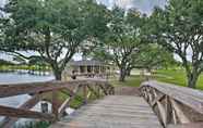 Lain-lain 5 200-acre Lakefront Ranch in Wallis W/pvt Lake