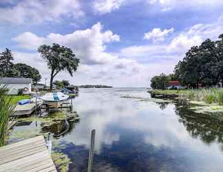 Lain-lain 2 Charming Lake Winnebago Retreat: Dock & View!