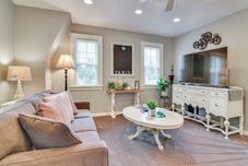 Others 2 Mi to Bay Park: Charming Milwaukie Getaway