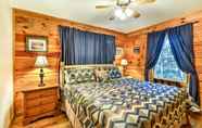 Lainnya 7 'fox Creek Waterside Cabin' w/ Private Hot Tub!