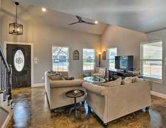 Lainnya 2 Granbury Home w/ Hot Tub & Furnished Patio!