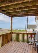 Imej utama Oak Harbor Lake Home w/ 4 Decks + Seating!