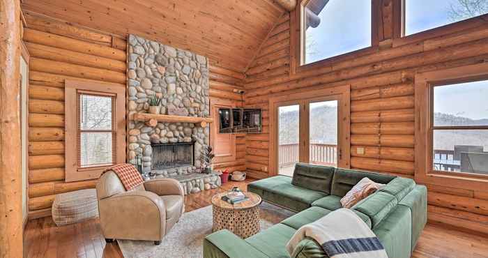 อื่นๆ Stunning Ridge Top Cabin w/ Lake Views & Hot Tub