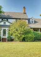 Imej utama Terre Haute Manor Farmhouse w/ Gardens & Deck!