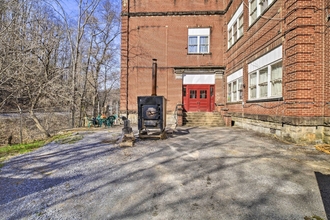 Lainnya 4 Unique Suite in Refurbished WV Schoolhouse!