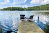 Others Bright Swan Lake Getaway w/ Canoe & Hot Tub!