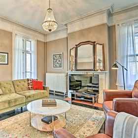Primary image1Centrally Located Apt in Victorian Mansion!,达奇斯县公寓