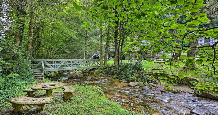 Lain-lain The Chalet Retreat Cabin Across From Creek!