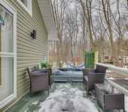 Others 3 Cozy Tobyhanna House w/ Hot Tub: Walk to Lake!