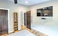 Others 5 Chic Plymouth Townhome < 1 Mi to Road America