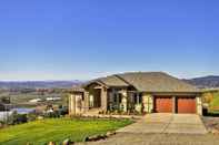 Others Chic Willamette Valley Home w/ Deck & Vineyard!