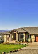 Imej utama Chic Willamette Valley Home w/ Deck & Vineyard!