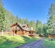 Others 2 Luxe Cabin in the Woods ~ 35 Mi to Portland!