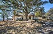 Others 2 Lovely Spicewood Cottage w/ Patio & Grill!