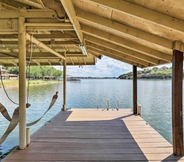 Lain-lain 7 Lakefront Granbury Home w/ Dock, Decks & Hot Tub!