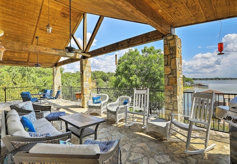 Lain-lain Lakefront Granbury Home w/ Dock, Decks & Hot Tub!