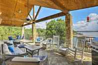 Lainnya Lakefront Granbury Home w/ Dock, Decks & Hot Tub!