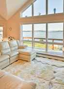 Imej utama Luxurious Oceanfront Flanders Bay Home w/ Kayaks!