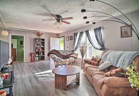 Lain-lain Pet-friendly Midway Abode w/ Yard & Fire Pit!