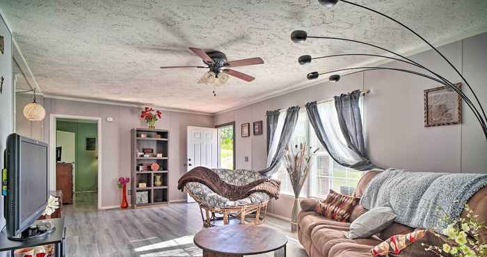 Others Pet-friendly Midway Abode w/ Yard & Fire Pit!