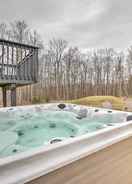 Imej utama Stunning Stroudsburg Home w/ Private Hot Tub!