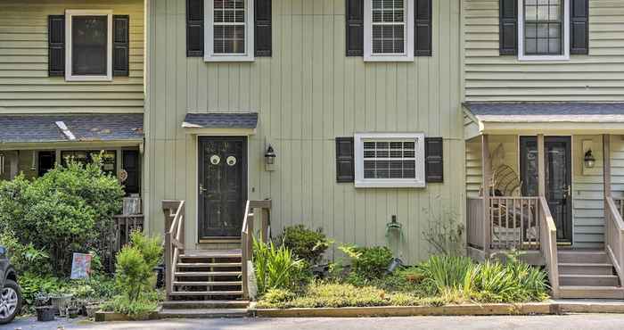 Others Tree-lined Durham Townhome: Close to Parks!