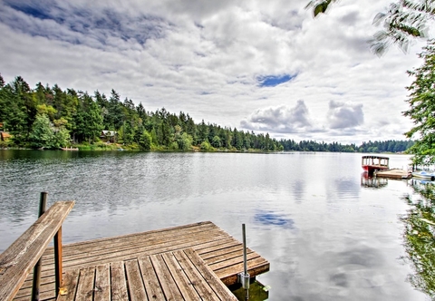 อื่นๆ Anderson Island Retreat w/ Lakefront Deck & Canoe!