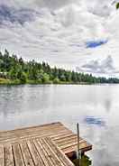 Imej utama Anderson Island Retreat w/ Lakefront Deck & Canoe!