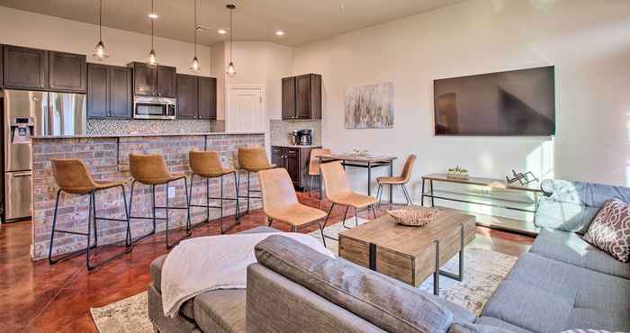 Others Edmond Oasis w/ Rooftop Lounge: Walk to Dtwn!