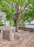 Imej utama Lake Charlevoix Home w/ Deck, Walk to Downtown!