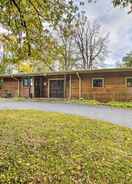 Imej utama Chic Fox River Grove Home w/ Great Location!