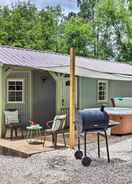 Imej utama Cozy Bismarck Studio Cabin w/ Private Hot Tub