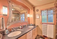 其他 6 Private Waterfront Bellingham Estate!