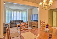 기타 6 Walk to Lake Ontario: Sodus Point Family Escape