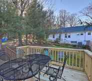 Others 4 Cozy Hendersonville Home w/ Deck & Fire Pit!