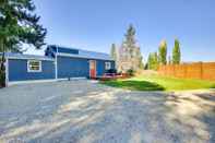 Others Contemporary Cabin w/ Mountain Views & Deck