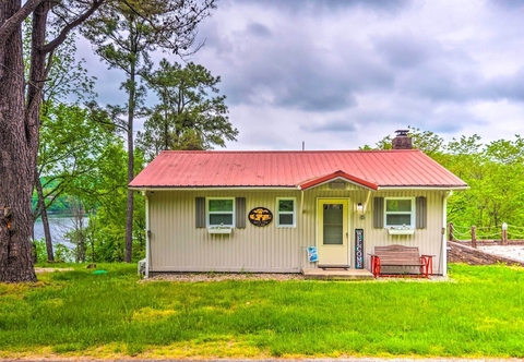 Lain-lain Cozy Kentucky Cabin w/ Sunroom, Yard & Views!