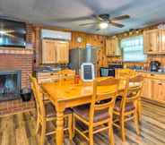 Lainnya 7 Cozy Kentucky Cabin w/ Sunroom, Yard & Views!