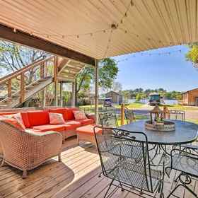 Primary image1Dock Access + Rooftop Deck: Cabin on Lake Conroe,Resort Attractions, Inc.飯店