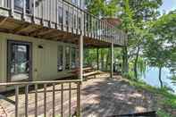 อื่นๆ Waupaca Lakefront Home w/ Pool Table & Dock!