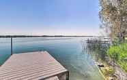 Others 3 Picturesque Moses Lake House w/ Boating Dock