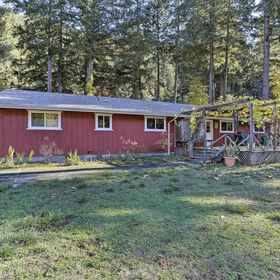 Interior 1 Willow Creek Hideaway w/ Deck, 1 Mi to River!, Hotel Humboldt County