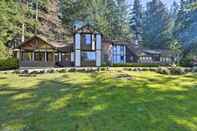 Others Camano Island Family House w/ Hot Tub & Deck!