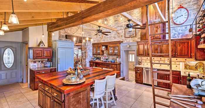 Others 7-acre Stone Manor w/ Pool + Hot Tub Built in 1787